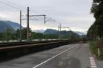 Ganz knapp ist die Grenzstrecke zwischen Kiefersfelden und Kufstein einer Katastrophe entgangen. Direkt neben der Strecke ist am 2.6.2013 ein Hang abgerutscht und hat die Grenzstra�e B171 blockiert. Am 4.6.2013 sind die Aufr�umarbeiten (Foto) voll im Gang. Ein Gleis musste Gesperrt werden. Da aber auch der Brenner gesperrt war, ist nichts los gewesen.