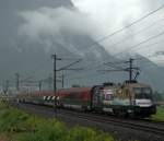 1116 222 "The Red Bulletin" an einem Railjet nach Wien Westbahnhof bei Langkampfen am 31.07.2014 bei schlechtem Wetter.