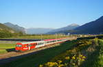Im letzten Tageslicht fährt der IC 119 "Bodensee" (Bregenz - Innsbruck Hbf) am 04.09.2019 bei Flaurling an der Arlbergbahn in Richtung Innsbruck.