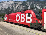 Die Rückseite der 1116 249 im "ÖFB" Design mit Tschirgant im Hintergrund am Zugschluss des RJX 867.
