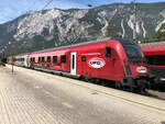 RailJet Steuerwagen der Garnitur 749 im "ÖFB" Design wartet als RJX 867 auf die Abfahrt nach Wien Flughafen um 12:48.