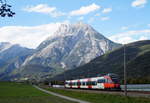Während der Gipfel der Hohen Munde noch in der Sonne liegt, fährt der ÖBB 4024 001-2 (ex "Doarobioro" - S-Bahn Vorarlberg) als REX 5393 (Landeck-Zams - Innsbruck Hbf) bei Flaurling