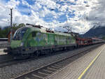 1016 020 "Klima- und Umweltschutz Lok" wartet mit IC 119 "Bodensee" auf die Ausfahrt nach Innsbruck Hbf.