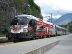 ÖBB 1116 246-8 "Bundesheer", Hinterseite voraus, mit dem EC 569 von von Bregenz nach Wien Westbahnhof beim Zwischenhalt Imst-Pitztal.