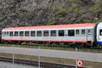 Ein Liegewagen der ÖBB eingereiht im stark verspäteten EN 464 von Graz Hbf nach Zürich HB beim Zwischenhalt in Imst-Pitztal.