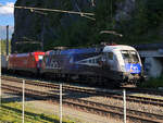 ÖBB 1116 199-1 "60 Jahre Roco" und ÖBB 1016 032-7 vor einem Kontainerzug nach Wolfurt bei einem kurzen Zwischenhalt in Imst-Pitztal.