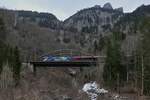 Auf der Fahrt von Bregenz nach Wien schiebt die 'EU-Lok' 1116 276 die Wagen des RJ 865 die Arlbergbahn Westrampe hinauf und überquert am 19.02.2023 den Schanatobel