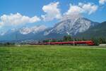 Der geringfügig verspätete RJX 867 "OS 3516 LZS-VIE" (Bregenz - Flughafen Wien) eilt bei Flaurling durch die sommerliche Landschaft Richtung Innsbruck.