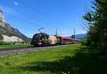 Der RJX 165 von Zürich HB nach Budapest-Keleti wurde am 19.04.2025 von der optisch sehr ansprechend gestalteten Strauss-Werbelok 1116 216 traktioniert.