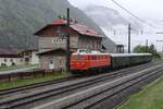 Fast wie vor 40 Jahren steht am 5.5.2025 die 1110.505 mit einem Personenzug von Bludenz in Richtung Arlberg im Bahnhof Braz und wartet auf die Zugkreuzung mit einem Schnellzug.