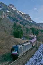 Nach gut 17-st�ndiger Fahrt hat ES 64 U2 - 034 mit dem 'Schnee-Express'-Sonderzug von Hamburg nach Bludenz das Ziel fast erreicht (Braz, 27.02.2016).