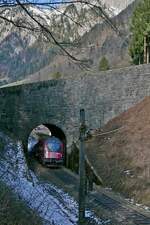 Auf der Arlbergbahn Westrampe durchf�hrt RJ 362 von Wien nach Z�rich am 27.02.2016 bei Braz den 19 m breiten M�hletobel-Aqu�dukt