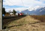 Eilenden Schrittes durchmi�t eine 1116 mit EC (mit einem von jenen) den Bahnhof Flaurling - wir schauen richtung Arlberg, im Hintergrund die Mieminger Berge, das rechte der im Hintergrunde sichtbaren