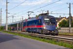 Die Nightjet Lok 1116 195-9 Stilecht vor einem Nightjet.