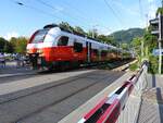 4748 501-5 cityjet "Frastanz" passiert als REX1-5589 den Seeuferbahnübergang in Bregenz und steuert sogleich in den Hauptbahnhof der Festspielstadt; 240816