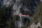 DB 111 005 zieht am 04.04.13 einen Regionalzug �ber die ber�hmte Schlossbachbr�cke auf der Mittenwaldbahn.