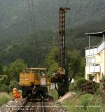 Eines Tages an der Mittenwaldbahn...II: dieses Fundament ist einmal versenkt, man vergleiche dieses mit dem Bilde I, die blaue R�hre, die offenkundig die hydraulisch betriebenen Vorrichtungen