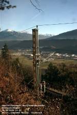 Mittenwaldbahn: hier besteht das Fundament des Bahndamms bereits aus solidem Fels, der st�hlerne Mast ist fest mit demselben verschraubt, im Tal zu sehen V�ls mit seinen �ckern, im Hintergrund der