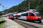 Kreuzung �BB Talent 4024 072-3 als S 5450 Innsbruck - Scharnitz und �BB 4024 085-5 als S 5451 Seefeld - Innsbruck, Mittenwaldbahn KBS 410 Garmisch-Partenkirchen - Innsbruck, fotografiert im Bhf.