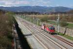 Eine Brücke beim Bahnhof Weststeiermark bietet einen herrlichen Panoramablick auf die Koralpe sowie links über der Oberleitung die Burg von Deutschlandsberg.