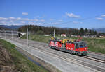 Der Plasser CatenaryCrafter 15.4 E³ X710.001 absolvierte am frühen Morgen des 3. April 2025 eine Fahrt in elektrischer Traktion von St.Paul im Lavanttal nach Graz Puntigam,  hier zu sehen kurz vor dem Bahnhof Weststeiermark.