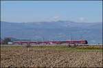 Auch die Burg Deutschlandsberg ist im Osten nach dem Bahnhof Weststeiermark aufs Bild zu bekommen , 7.10.2026  