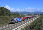 Die 1216 006  66 Jahre Roco sowie die 1216 019 in der Zugmitte traktionierten Anfang Oktober den RJX 133  San Marco  von Wien Hauptbahnhof nach Venezia Santa Lucia, und wurden dabei von mir nahe der Haltestelle Wiederndorf-Aich an der neuen Koralmbahn fotografisch festgehalten.