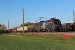 In der letzten Abendsonne des 19.4.2019 steht die 1116 158 "Licht ins Dunkel" im Bahnhof Wampersdorf und holt hier den abgespannten G54507.