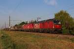 Früh morgens im ersten Sonnenschein des 2.6.2023 warten die 1293 179 und die 1016 042 mit dem DG54072 von Graz Vbf nach Wien Zvb im Bahnhof Mitterndorf-Moosbrunn auf die Kreuzung mit einem