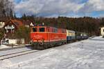 Die 2143 070 vom Verein  Neue Landesbahn  fuhr am 10.1.2026 von Fehring nach Mistelbach.
Es wurden von Gleisdorf drei Wagen abgeholt und in die Heimat überstellt.
Im Bahnhof Laßnitzhöhe strahlte die Sonne auf den nostalgischen Zug und den frischen Schnee der letzten Tage.
