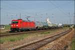 185.232 durchfährt am 18.05.15 mit Kesselzug den Bhf.