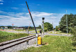 Zwei Bahnübergänge dieser Art gibt es entlang der Strecke der Draisinentour-Sonnenland.
Hier ist die Bahnstrecke mit einer elektrischen Schranke gesichert. Will man die passieren, betätigt man den Knopf, dann bekommen die Autofahrer rot deren Schranken schließen sich und die Schranke für die Draisinen öffnet sich.
Es können immer ein paar Draisinen die EK überfahren bis sich die Schrake wieder automatisch schließt.

Ginge es nach dem Signal dürfte eigentlich gar keiner mehr über den EK fahren ;-)

Aufgenommen am 5.8.2017.