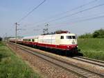Ein seltener Gast auf der Nordbahn in Österreich: 103 235 mit dem TEE Rheingold Express von Wien nach Strasshof bei Helmahof. 25.04.2010.