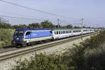 1216 902 mit dem EC 103 "Polonia" zwischen Helmahof und Deutsch Wagram, am 22.10.2020.