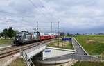 Zum Glück zeigte sich die Sonne für einen kurzen Moment, als die 1116 182 "Bundesheer" am 15.04.2025 mit dem REX 2339 (Břeclav - Wiener Neustadt Hbf)  bei imposanter Wolkenstimmung die
