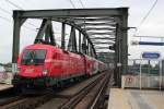 Mit dem 2321 "Sicherheit macht Schule" von Bernhardsthal (Beh) nach Payerbach-Reichenau (Pr), hier zum sehen bei der Einfahrt in die Haltestelle Wien Handelskai (Nw H2).