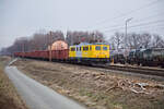 Kurz nach Sonnenaufgang ist die 1110.524 der Regiobahn mit dem Schlackezug bei Spillern in Fahrtrichtung Wien unterwegs. (15.02.2022)