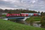 1116 143 "Montan Spedition" fährt mit dem R 2245 über den Hochwasser führenden Donaugraben.