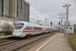 DB-ICE durchfährt am 22.01.2015 die Haltestelle Mannswörth.