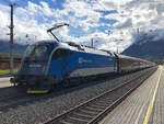 Ein fast 500 Meter langer Zug auf Bahnsteig 2 in Ötztal-Bahnhof mit Überraschungsgast ÖBB/ČD 1216 233-7 am Zugschluss des verkehrt gereihten RJX 862. Gleich dahinter war IC 119  Bodensee  nach Innsbruck Hbf geparkt. Aufgenommen am 30.06.2021