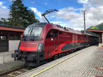 Auch ein eher seltner Gast auf der Arlbergbahn ist die 1216 018 mit einer Italien tauglichen RailJet Garnitur. Hier wartet sie mit RJX 169 auf die Abfahrt nach Wien Hbf. Ötztal-Bahnhof am 30.06.2021