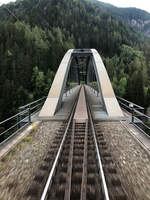 Das größte und höchste Bauwerk der Arlbergbahn mal aus einem anderen Blickwinkel. Die Trisannabrücke überspannt mit einer Länge von 230 m den Eingang des Paznauntales, auf einer Höhe von 87 m und quert dabei die Trisanna und die B188 Silvretta Straße. Aufgenommen am 05.09.2020