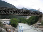 Die alte noch in Betrieb befindliche Innbrücke der Arlbergbahn in Landeck. Im Bereich rund um die Brücke begannen zu diesem Zeitpunkt schon die Bauarbeiten für den Austausch und Neubau. Aufgenommen am 20.07.2008
