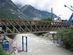 Baubeginn und längerfristige Sperre der Arlbergbahn von Bludenz bis Landeck-Zams. Am 15.08.2008 wurde die alte Innbrücke bereits ausgehoben und ein teilweiser Abbruch der Fundamente begonnen 