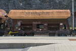 Schotterwagen der ÖBB Infrastruktur, 40 81 9421 362-0, am Bhf. Imst-Pitztal zur Sanierung der Arlbergbahn. Aufgenommen 22.7.2021.