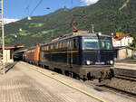 Noch ein Foto von der anderen Seite der ProLok/RPA 1142 579 und 1142 635 (beide ex. ÖBB) bei einer Überstellungsfahrt mit einem Sonderzug Richtung Schweiz. Aufgenommen hier bei der langsamen Durchfahrt durch Ötztal-Bahnhof am 11.08.2021