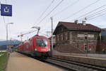 ÖBB 1116 047-2 und 1116 175-1 durchfahren als EC den Bahnhof Kematen in Tirol.