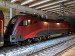 1116 213-2 am Zugschluss des doppelten RJX 169 nach Wien Hbf. Aufgenommen im Ostportal des Arlbergtunnel's im Bahnhof St. Anton am Arlberg am 11.07.2020