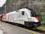 Noch einmal die andere Seite der ÖBB 1116 200-7  Demokratie in Bewegung  mit dem samstäglichen Zusatz RailJet 1286/1287 (von Feldkirch nach München Hbf und retour) auf Gleis 3 beim Zwischenhalt in Imst-Pitztal am 31.07.2021