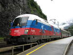 ÖBB 1116 084-3  EM Russland  an einem EC nach Wien Westbahnhof beim Zwischenhalt hier stark verregneten Bahnhof Imst-Pitztal.